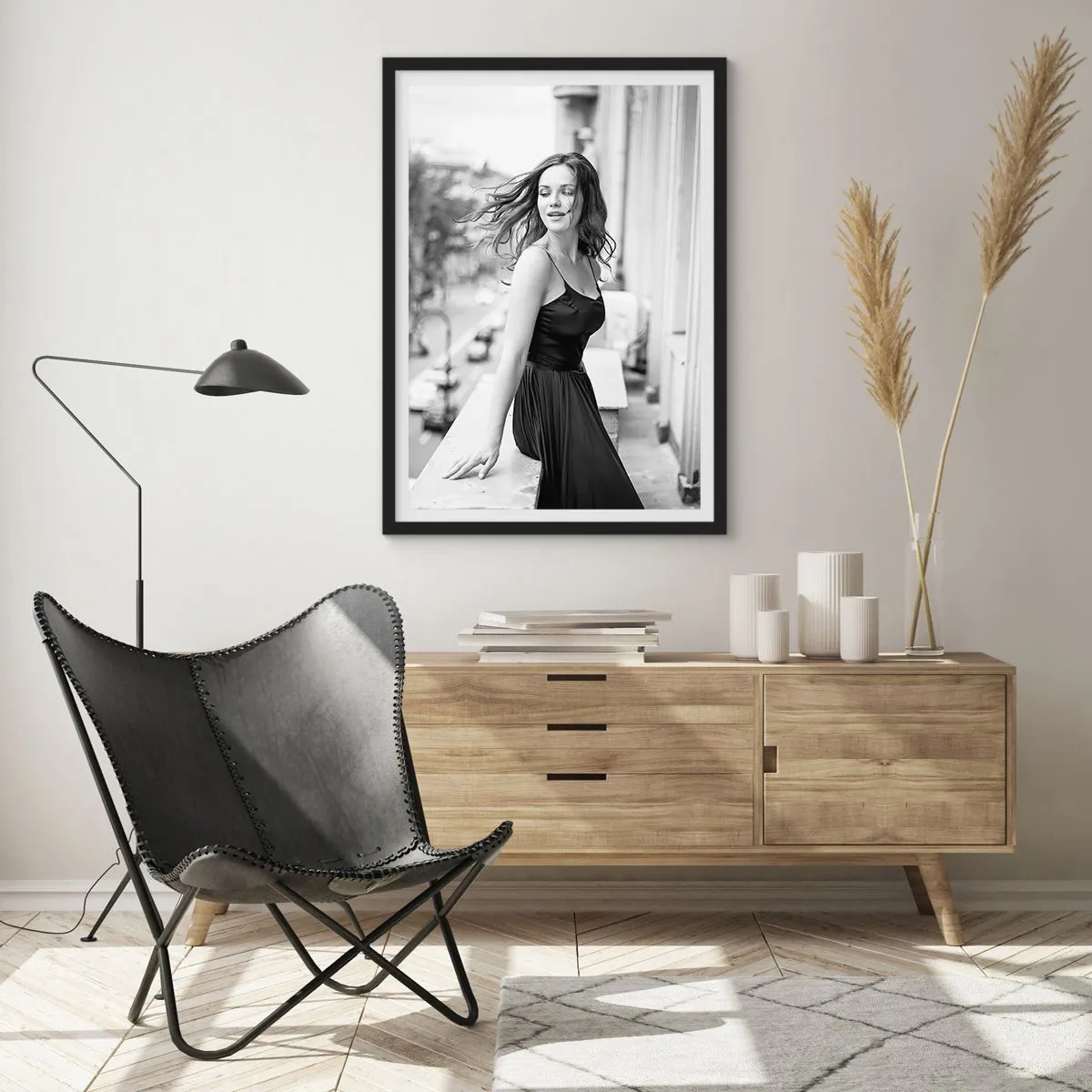 Affiche dans un cadre noir - Poster - Photographie en noir et blanc d'une femme sur un balcon - 50x70cm - Certainement un Parisien - Décoration murale moderne pour le salon et la chambre ARTTOR