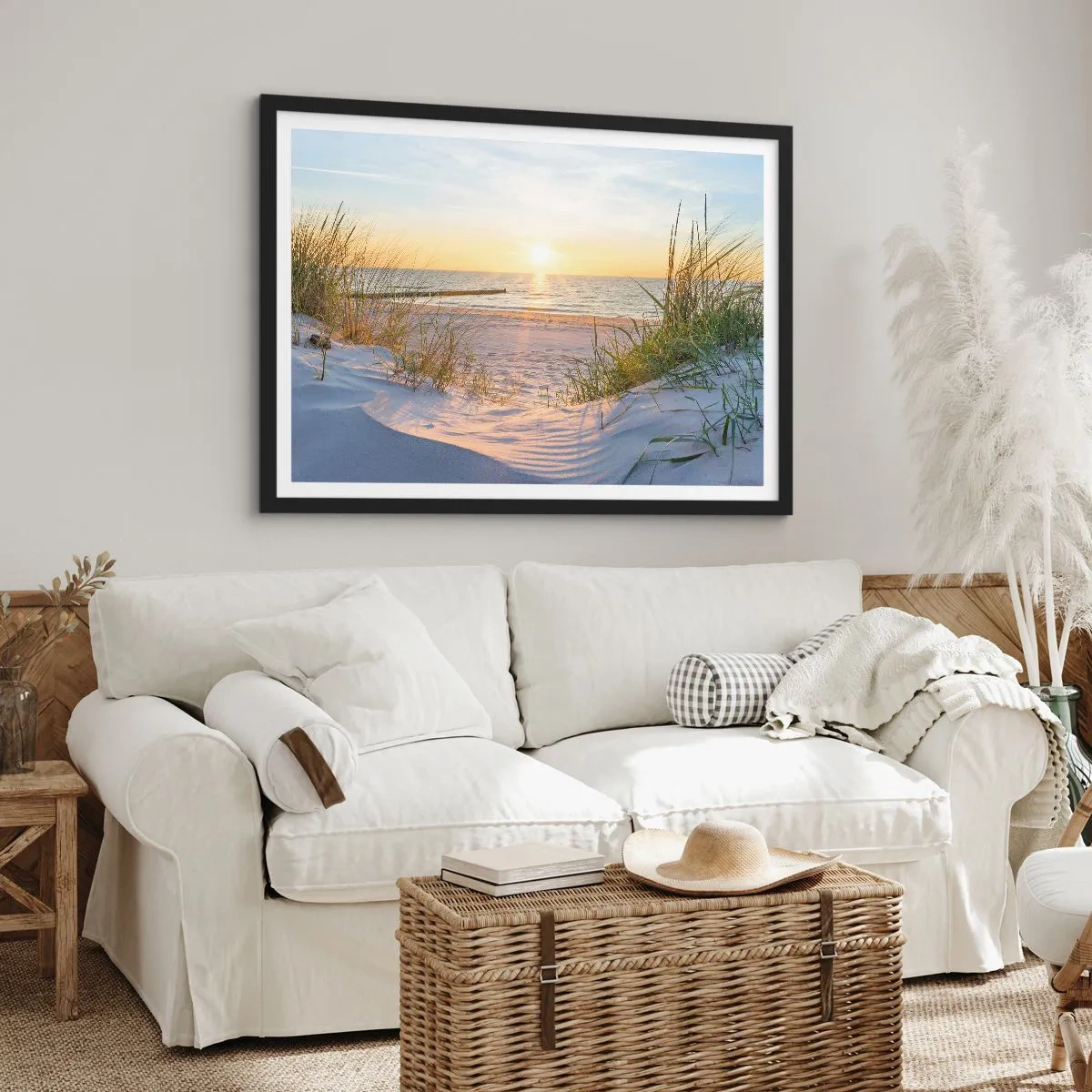 Affiche dans un cadre noir - Poster - Une plage de sable avec vue sur le coucher de soleil sur la mer - 70x50cm - Le bruit de la mer, le chant des oiseaux, une plage sauvage parmi les herbes… - Décoration murale moderne pour le salon et la chambre ARTTOR