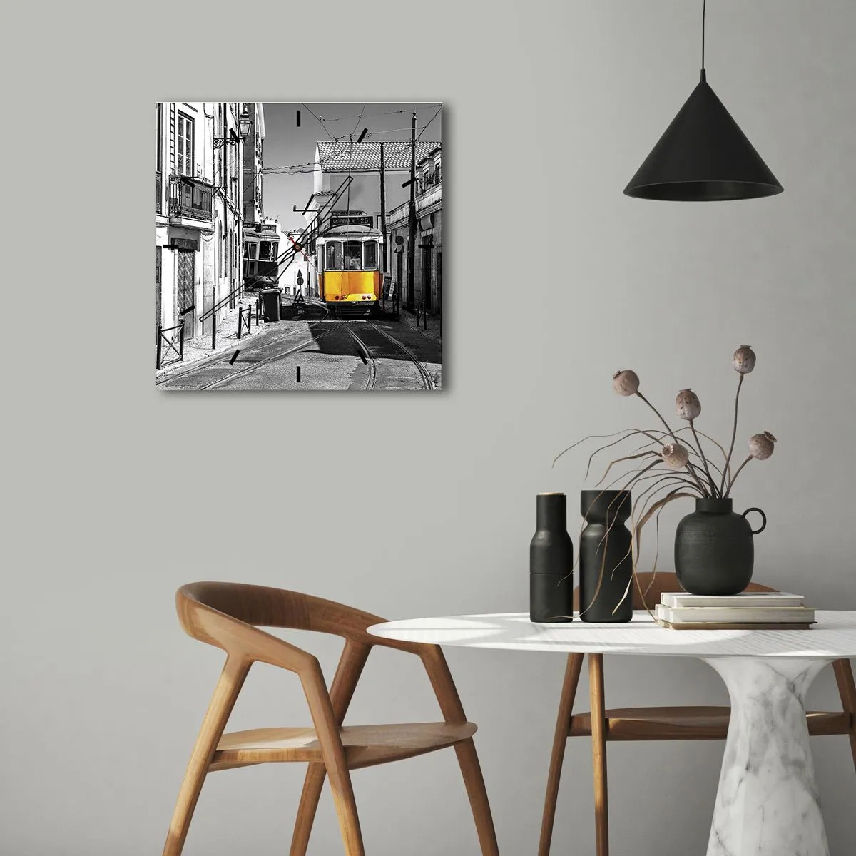 Horloge murale - Pendule murale - Un tramway jaune dans les rues de Lisbonne dans un décor monochrome - 30x30cm - L'âme de Lisbonne - Décoration murale moderne pour le salon et la chambre ARTTOR