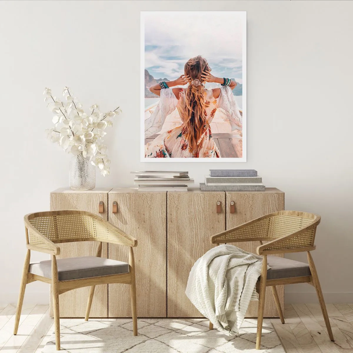 Affiche - Poster - Femme en robe bohème avec vue sur la mer - 50x70cm - En route vers le bonheur - Décoration murale moderne pour le salon et la chambre ARTTOR