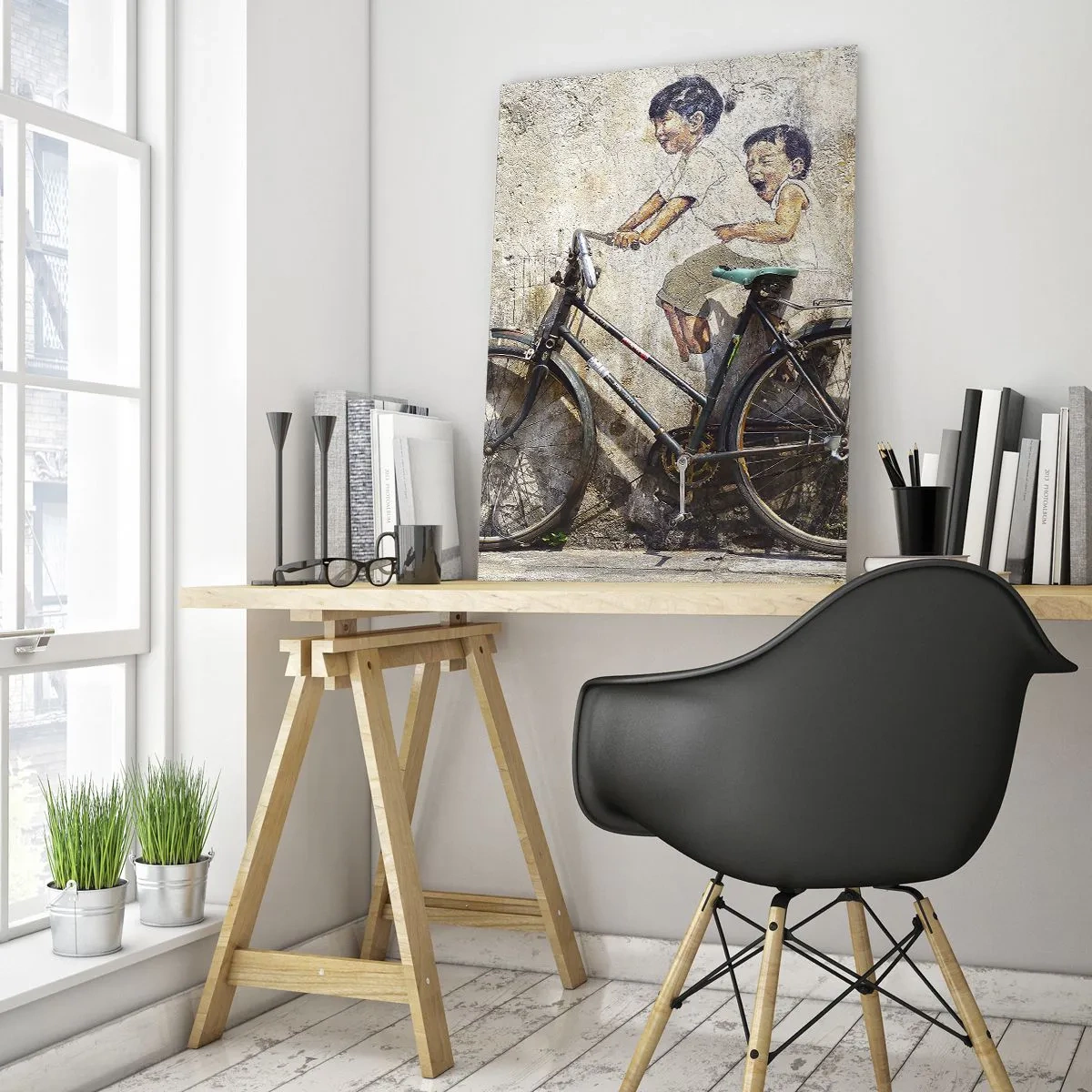 Impression sur verre - Image sur verre - Street art avec un vélo et des dessins d'enfants sur le mur - 80x120cm - Vrai ou faux? - Décoration murale moderne pour le salon et la chambre ARTTOR