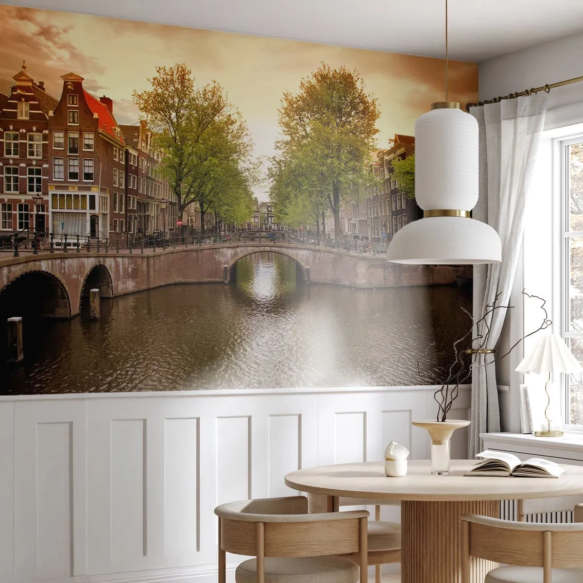 Papier Peint Photo Standard Eco - Un pont et un canal à Amsterdam entourés de maisons et d'arbres - 100x70cm - En bateau ou à vélo ? - Décoration murale moderne pour le salon et la chambre ARTTOR