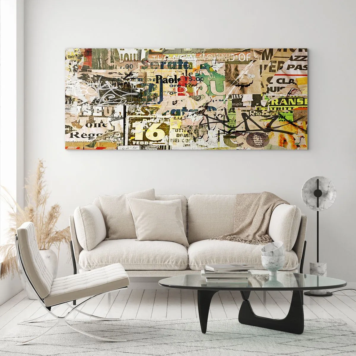 Impression sur verre - Image sur verre - Un collage de fragments de journaux et d'affiches dans un style artistique. - 140x50cm - Oh, il se passe quelque chose... - Décoration murale moderne pour le salon et la chambre ARTTOR