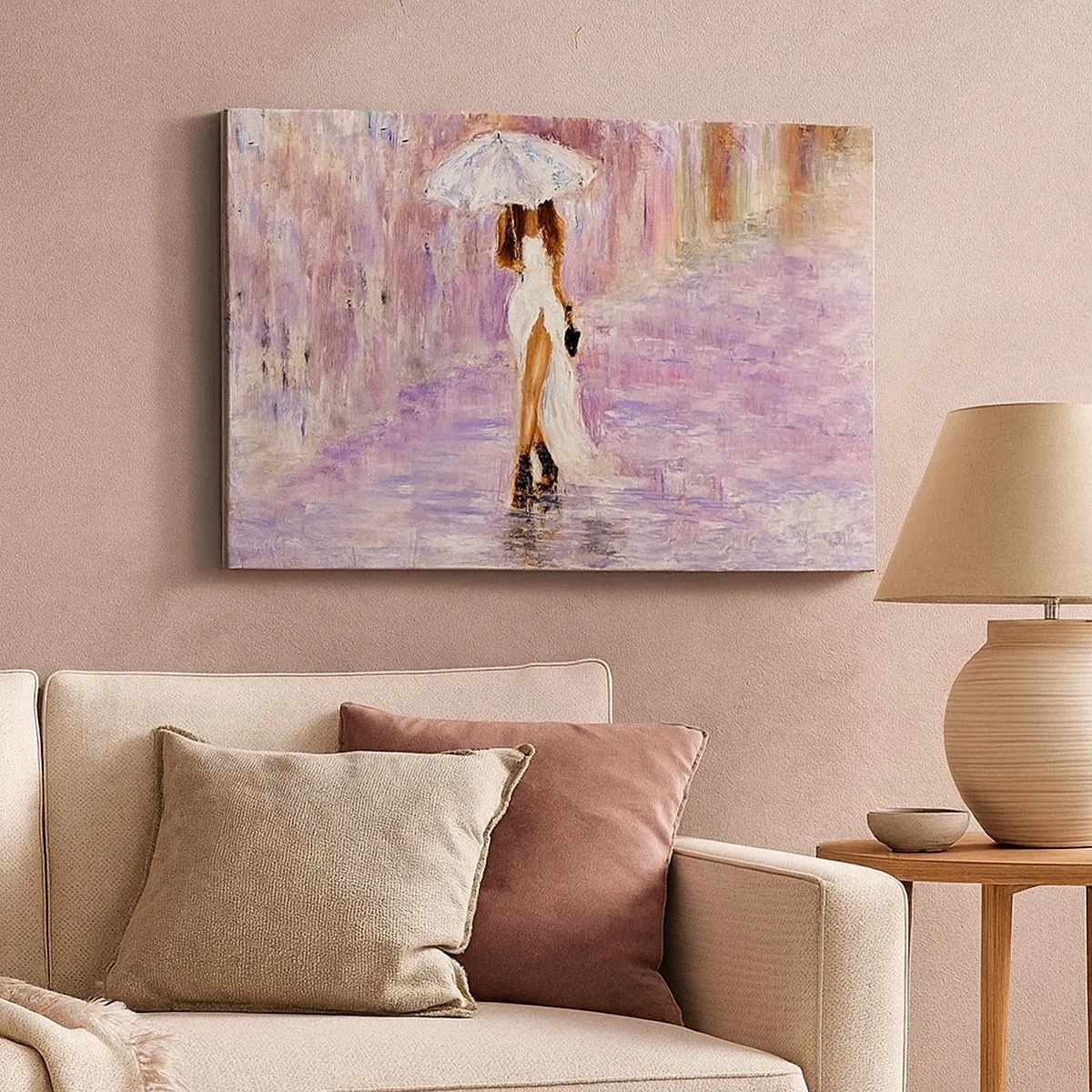 Impression sur toile - Image sur toile - Une femme avec un parapluie marchant sous la pluie dans des tons lilas - 70x50cm - Sous la pluie lilas - Décoration murale moderne pour le salon et la chambre ARTTOR