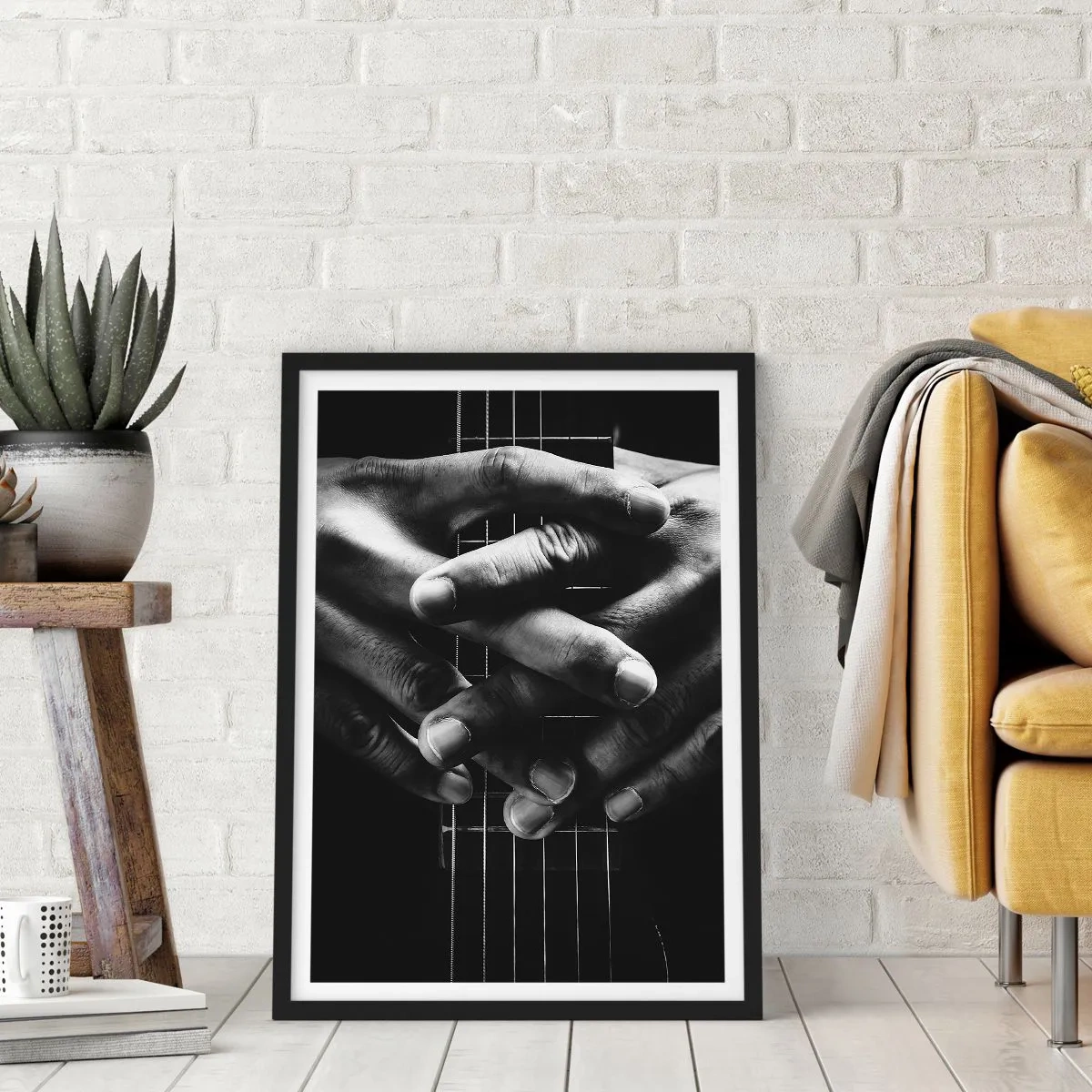 Affiche dans un cadre noir - Poster - Mains jointes sur les cordes d'une guitare en noir et blanc - 50x70cm - Prière d'artiste - Décoration murale moderne pour le salon et la chambre ARTTOR
