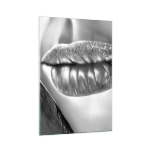 Impression sur verre - Image sur verre - Gros plan noir et blanc des lèvres d'une femme avec un effet brillant et des détails. - 70x100cm - Je sais à quoi tu penses… - Décoration murale moderne pour le salon et la chambre ARTTOR