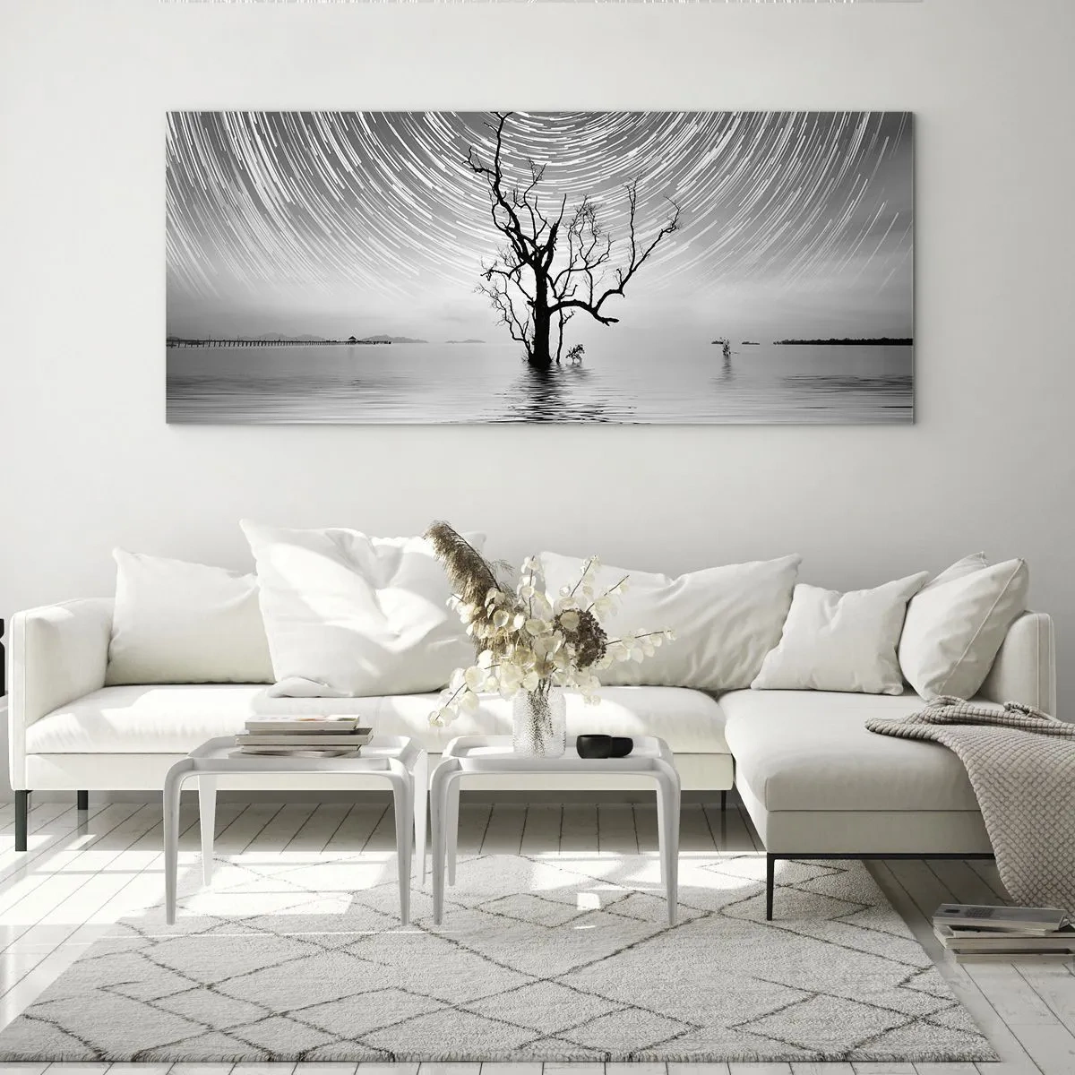 Impression sur verre - Image sur verre - Un arbre dans l'eau sous un ciel nocturne avec des étoiles en mouvement - 120x50cm - La symphonie de la nature - Décoration murale moderne pour le salon et la chambre ARTTOR