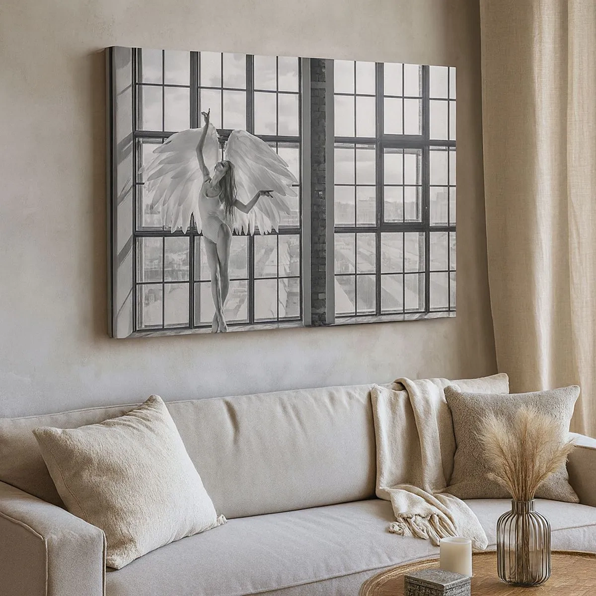 Impression sur toile - Image sur toile - Une femme avec des ailes d'ange sur fond de fenêtre de loft - 70x50cm - La ville des anges? - Décoration murale moderne pour le salon et la chambre ARTTOR