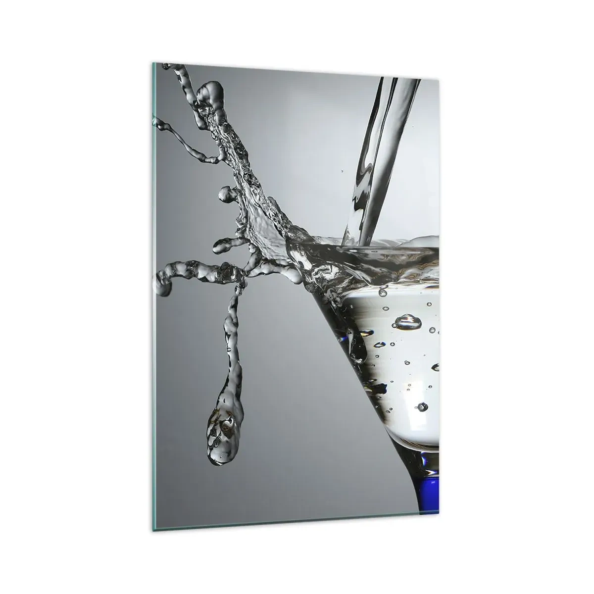 Impression sur verre - Image sur verre - Verre à Martini avec éclaboussures d'eau dynamiques sur fond clair. - 80x120cm - Sur le bord de la coupe - Décoration murale moderne pour le salon et la chambre ARTTOR