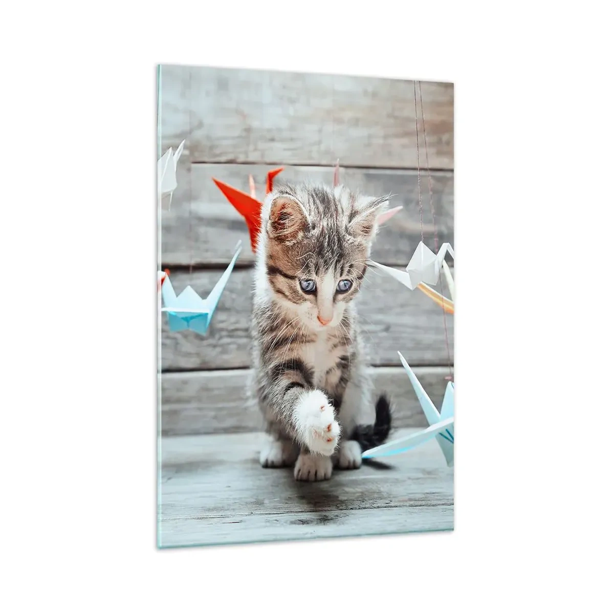 Impression sur verre - Image sur verre - Un chaton jouant avec des grues en papier origami suspendues. - 80x120cm - Première leçon - Décoration murale moderne pour le salon et la chambre ARTTOR