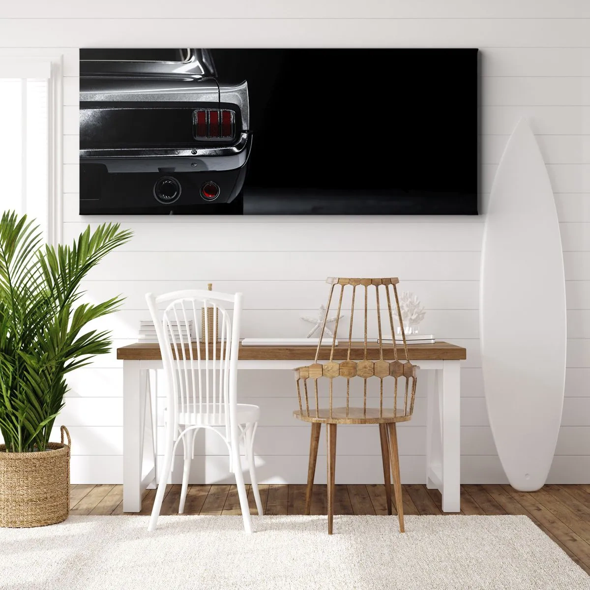 Impression sur toile - Image sur toile - Une image en noir et blanc de l'arrière d'une voiture classique sur un fond sombre. - 160x50cm - Le charme du classique - Décoration murale moderne pour le salon et la chambre ARTTOR