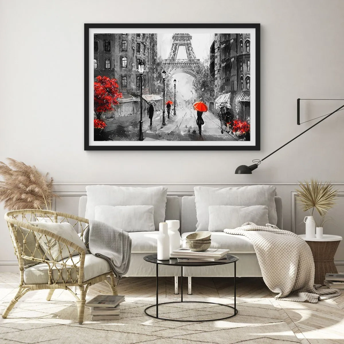 Affiche dans un cadre noir - Poster - Une rue avec vue sur la Tour Eiffel et des parapluies rouges - 100x70cm - Tous les chemins mènent à elle - Décoration murale moderne pour le salon et la chambre ARTTOR