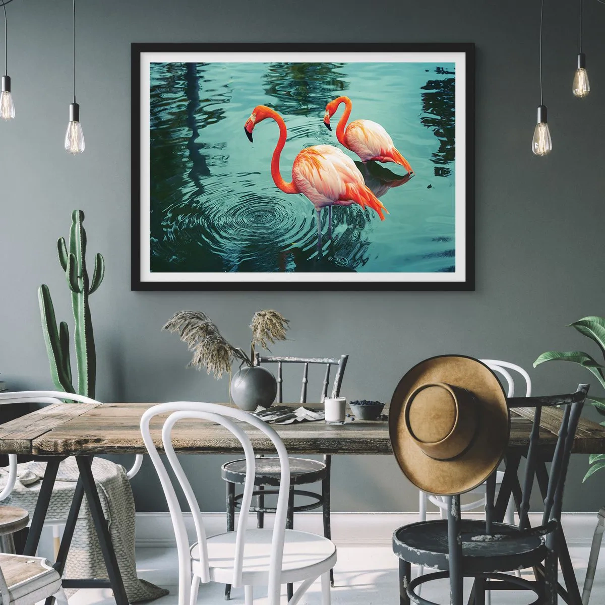 Affiche dans un cadre noir - Poster - Deux flamants roses dans l'eau calme reflétant leur environnement - 100x70cm - Nous sommes à la mode maintenant - Décoration murale moderne pour le salon et la chambre ARTTOR