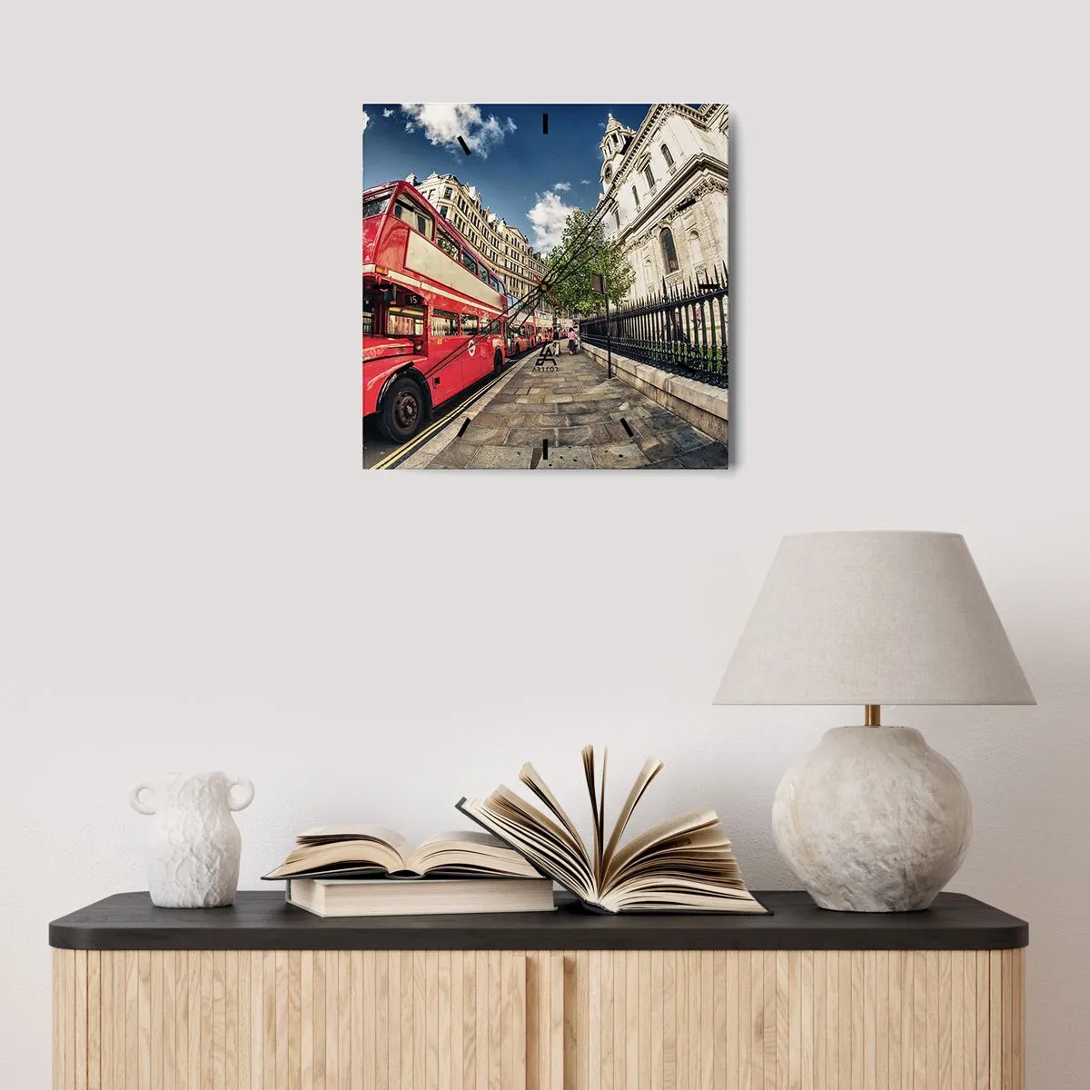Horloge murale - Pendule murale - Rue de Londres en gris et rouge - 40x40 cm