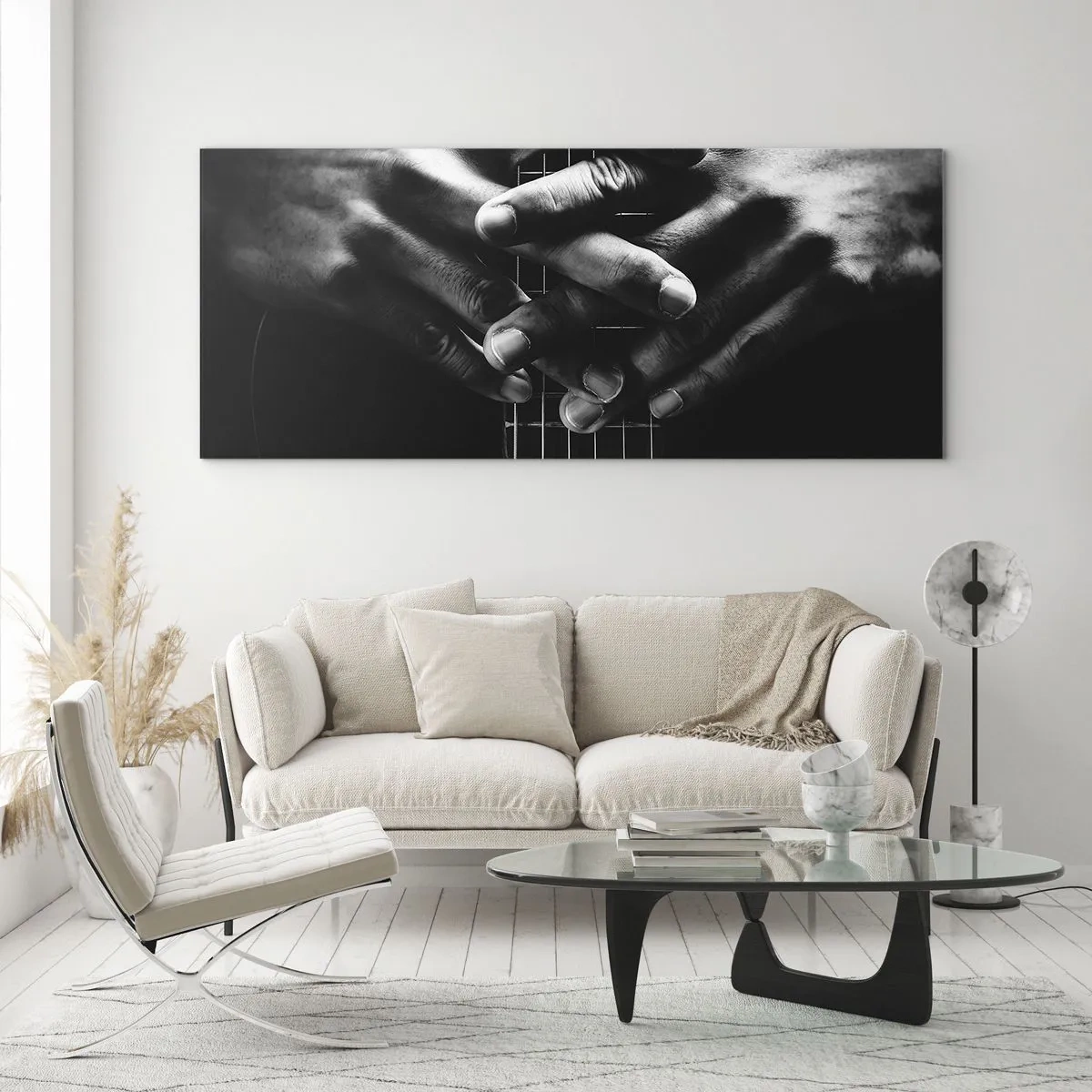 Impression sur verre - Image sur verre - Mains jointes sur une guitare dans un ton monochrome - 140x50cm - Prière d'artiste - Décoration murale moderne pour le salon et la chambre ARTTOR