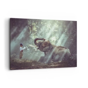 Impression sur toile - Image sur toile - Un garçon et un éléphant dans un décor forestier éclairé par la lumière du soleil - 100x70cm - Et écoute ça… - Décoration murale moderne pour le salon et la chambre ARTTOR