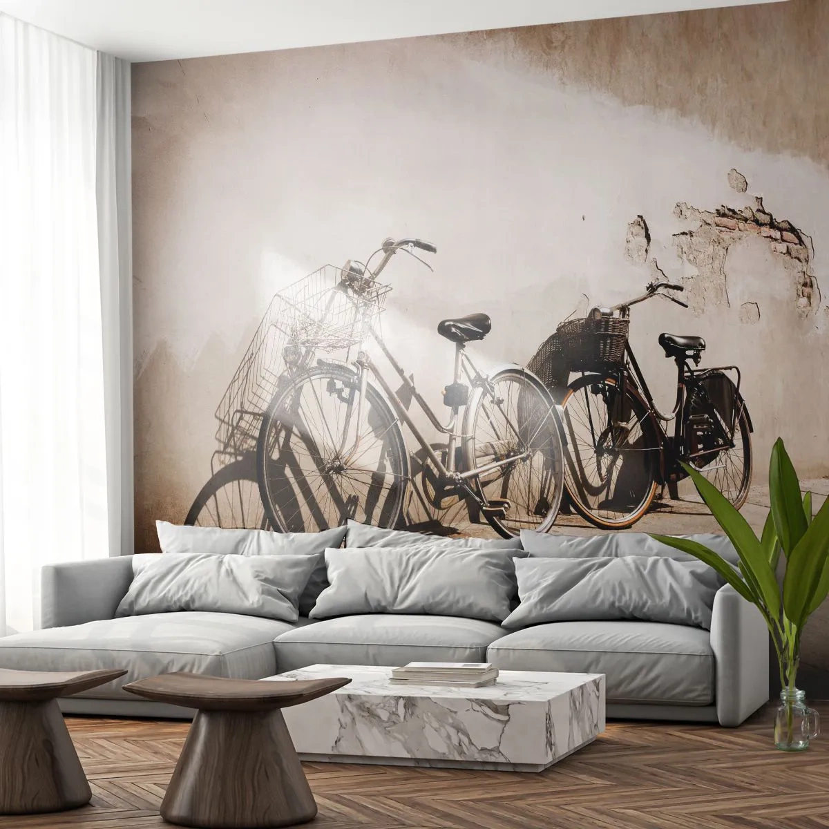 Papier Peint Photo Premium Sand - Deux vélos appuyés contre un vieux mur atmosphérique - 100x70cm - Le charme inoubliable du passé - Décoration murale moderne pour le salon et la chambre ARTTOR