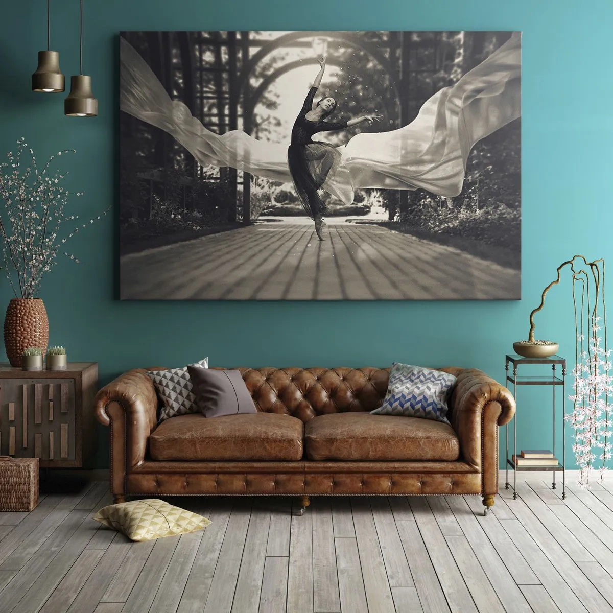 Impression sur toile - Image sur toile - Une danseuse vêtue d'une robe fluide exécute un saut sur fond de jardin noir et blanc. - 100x70cm - La danse de l'esprit jardin - Décoration murale moderne pour le salon et la chambre ARTTOR