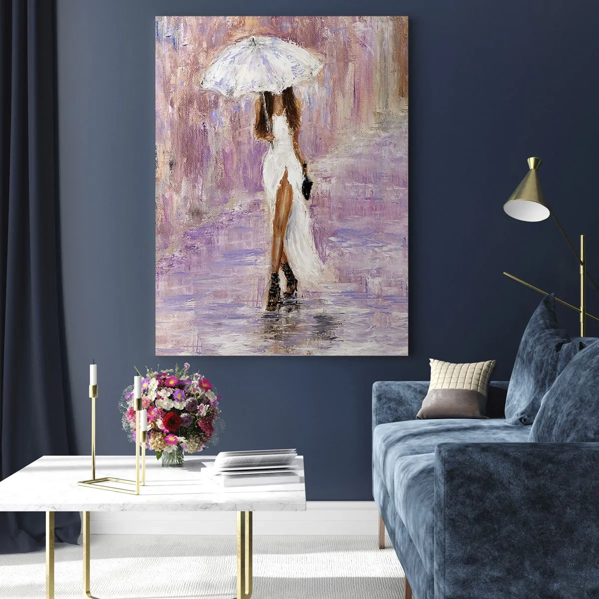 Impression sur verre - Image sur verre - Une femme avec un parapluie marchant sous la pluie dans des tons lilas - 70x100cm - Sous la pluie lilas - Décoration murale moderne pour le salon et la chambre ARTTOR