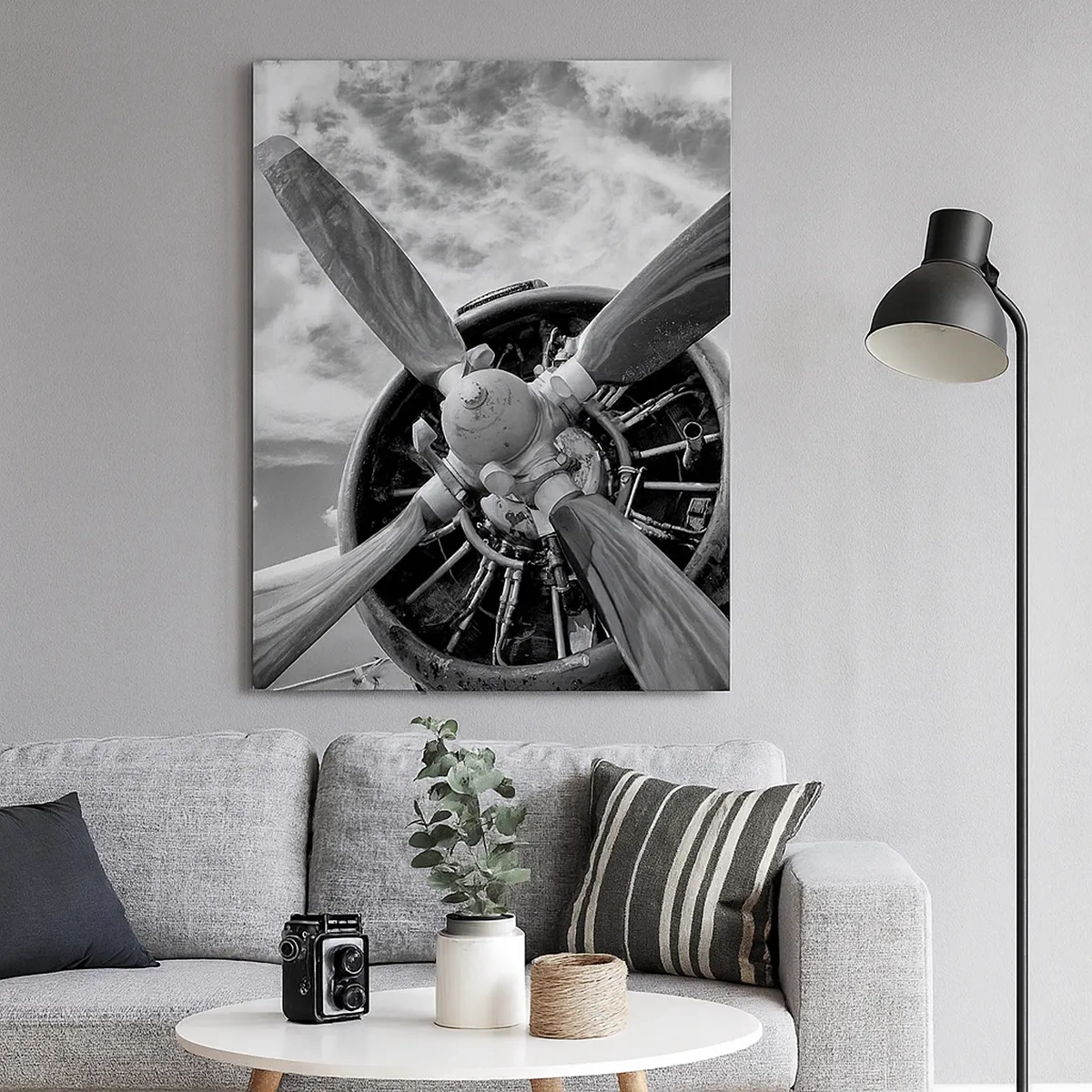 Impression sur toile - Image sur toile - Une photo en noir et blanc d'une hélice d'avion contre un ciel dynamique. - 50x70cm - Dompteur de ciel - Décoration murale moderne pour le salon et la chambre ARTTOR