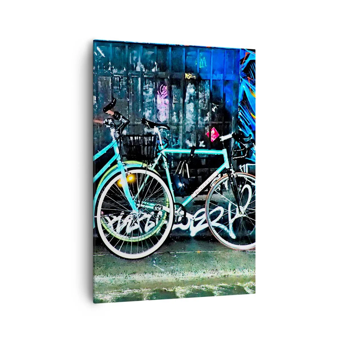 Impression sur toile - Image sur toile - Deux vélos turquoise sur fond de graffitis urbains. - 70x100cm - L'appel de la ville - Décoration murale moderne pour le salon et la chambre ARTTOR
