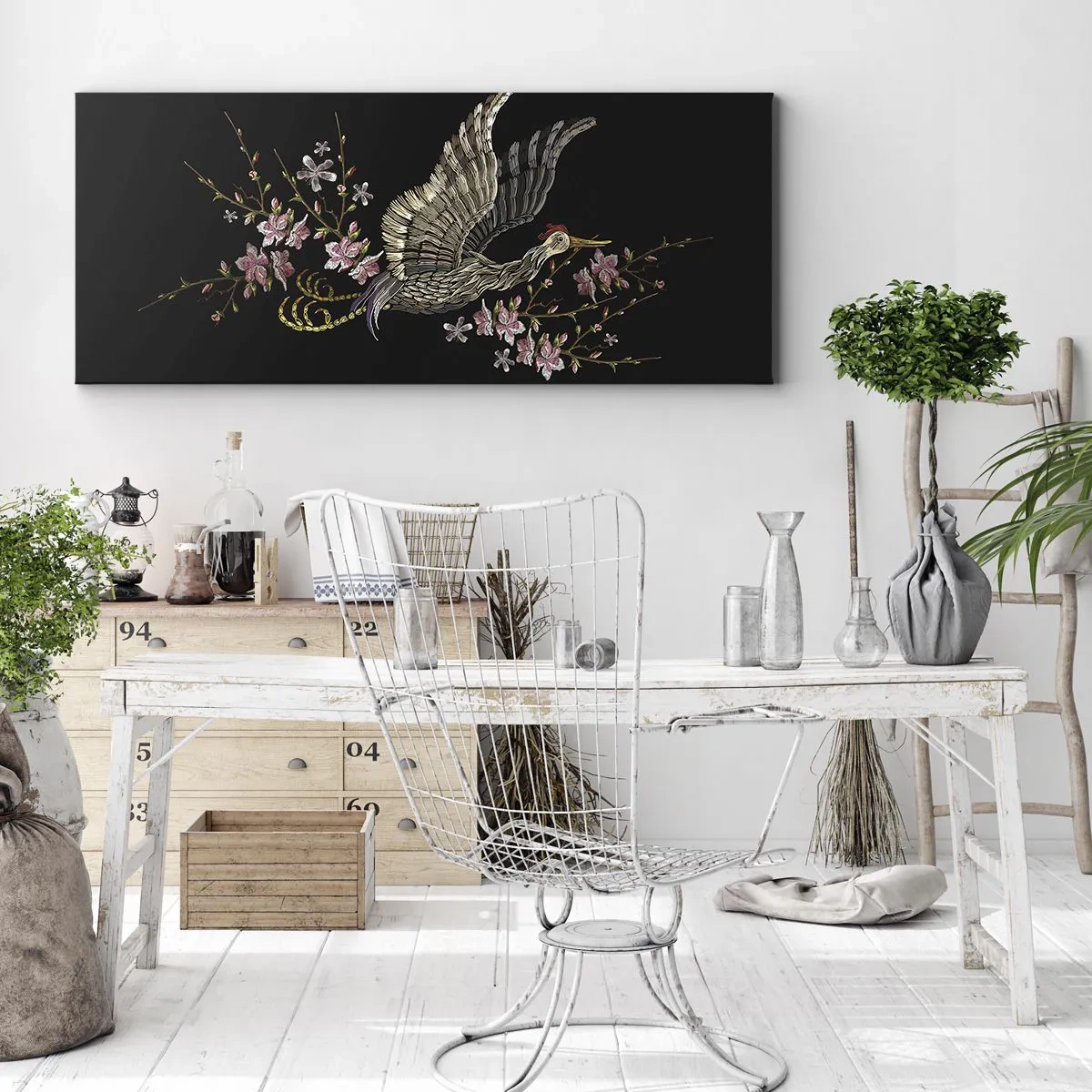 Impression sur toile - Image sur toile - Un oiseau en vol avec des fleurs sur fond noir - 120x50cm - Oiseau brodé exotique - Décoration murale moderne pour le salon et la chambre ARTTOR