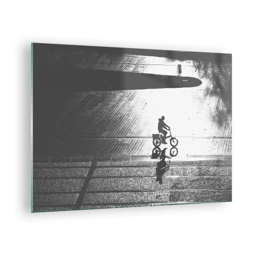 Impression sur verre - Image sur verre - Homme à vélo à travers la ville, reflet dans l'eau, photo en noir et blanc - 70x50cm - Devant moi, à travers la ville - Décoration murale moderne pour le salon et la chambre ARTTOR