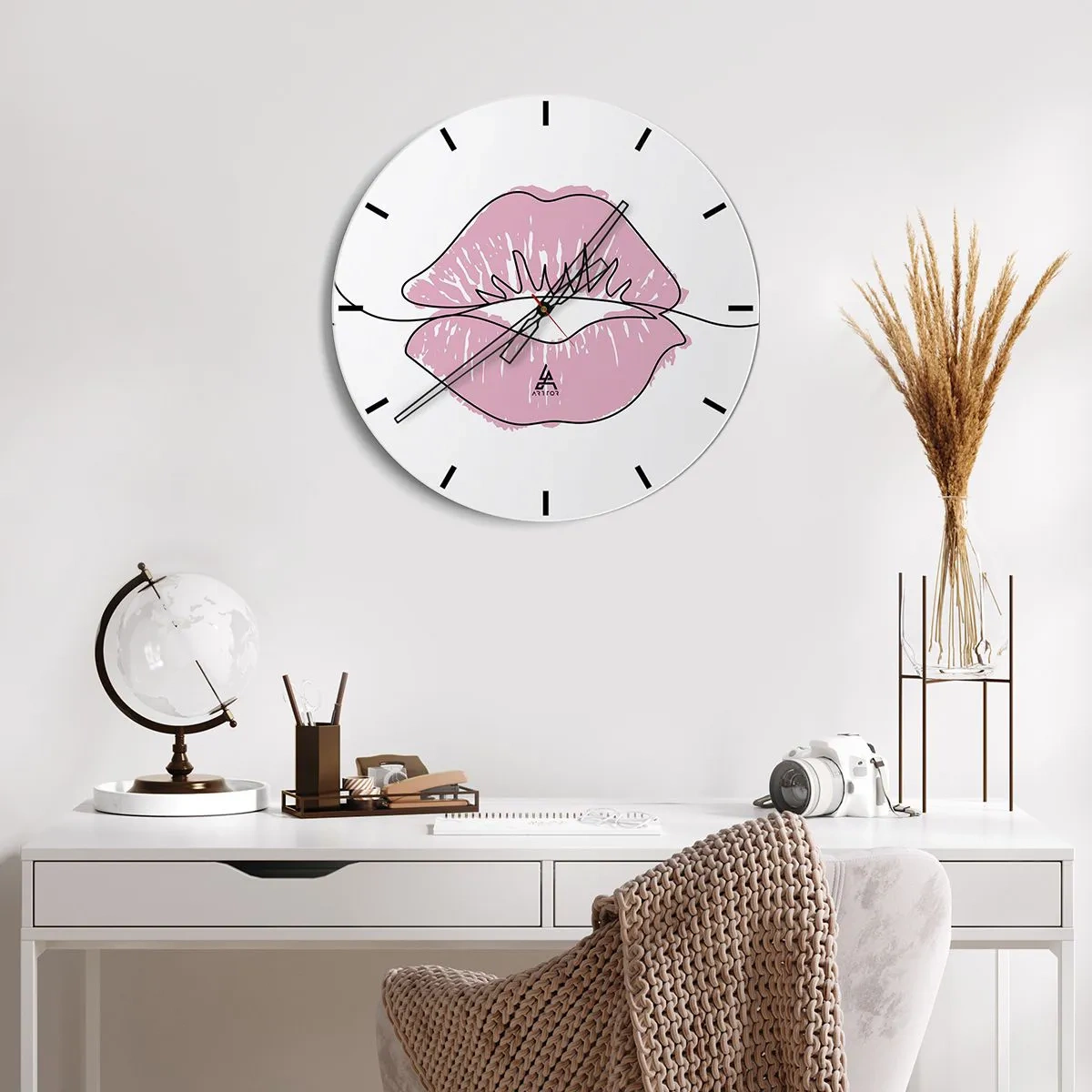 Horloge murale - Pendule murale - Gros plan de lèvres roses sur une horloge blanche - 30x30cm - Prêt à l'embrassade? - Décoration murale moderne pour le salon, la cuisine et la chambre ARTTOR