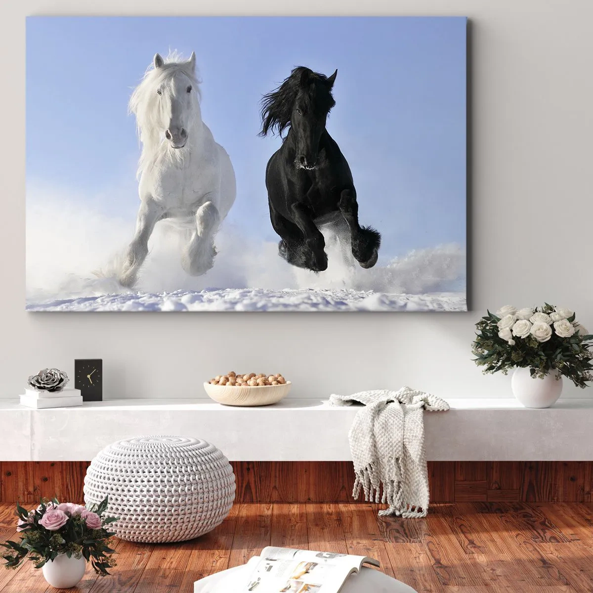 Impression sur toile - Image sur toile - Un cheval blanc et un cheval noir galopant dans la neige - 120x80cm - Galop noir et blanc - Décoration murale moderne pour le salon et la chambre ARTTOR