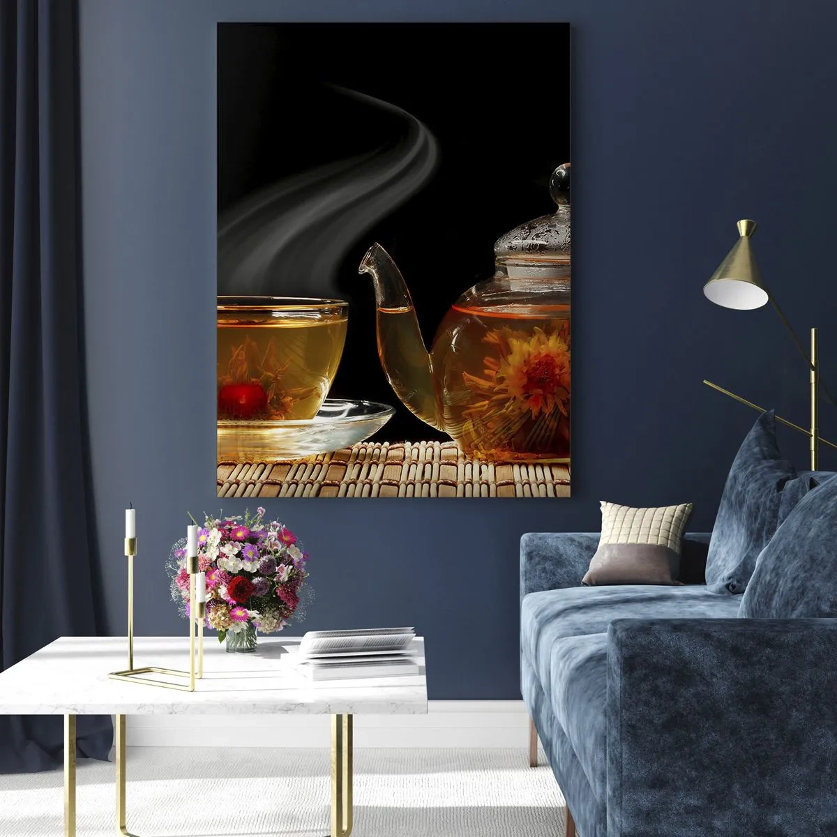 Impression sur verre - Image sur verre - Une carafe en verre et une tasse de thé avec une fleur sur fond noir - 50x70cm - La magie et l'art de l'infusion du thé - Décoration murale moderne pour le salon et la chambre ARTTOR