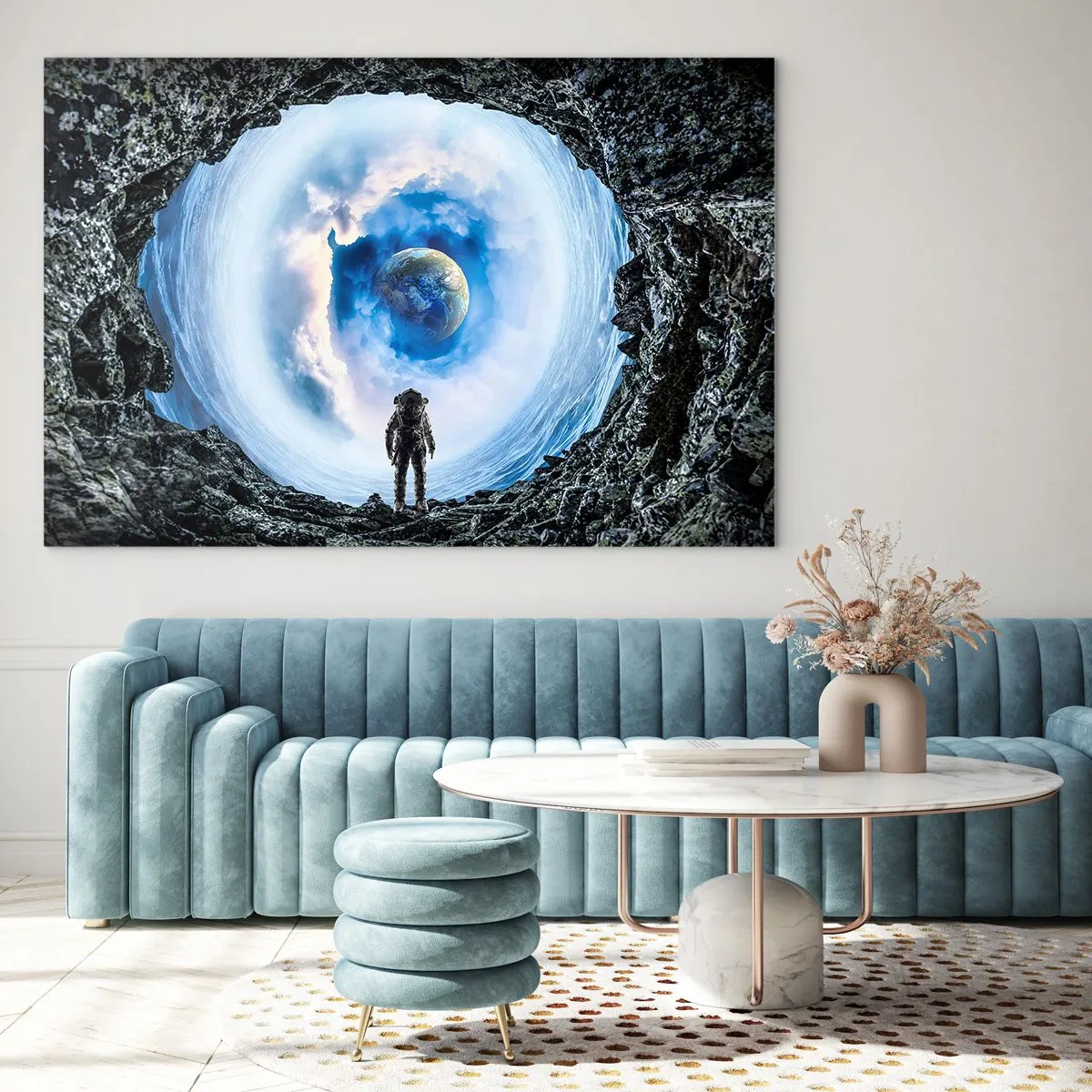 Impression sur verre - Image sur verre - Un astronaute regardant la Terre depuis l'intérieur d'une grotte rocheuse. - 100x70cm - Plus très loin de la maison - Décoration murale moderne pour le salon et la chambre ARTTOR