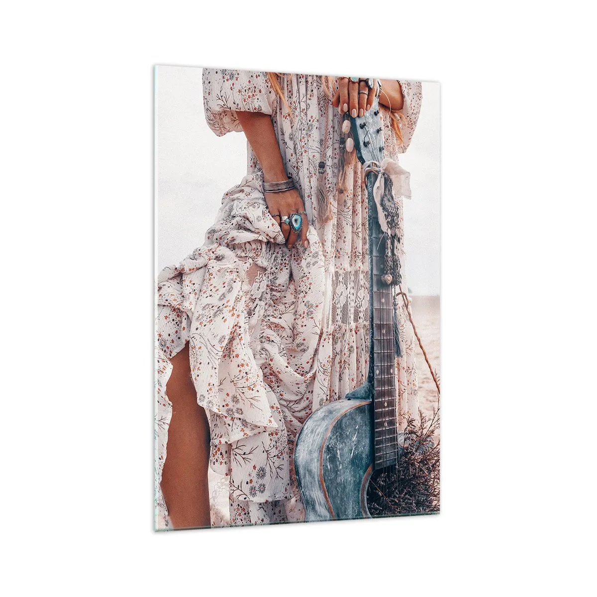 Impression sur verre - Image sur verre - Femme de style bohème avec guitare sur la plage - 70x100cm - Enfant de fleur en route - Décoration murale moderne pour le salon et la chambre ARTTOR