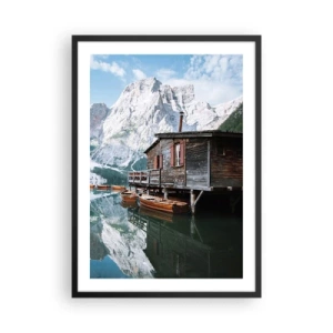 Affiche dans un cadre noir - Poster - Maison en bois sur un lac de montagne - 50x70cm - Un matin cristallin en montagne - Décoration murale moderne pour le salon et la chambre ARTTOR