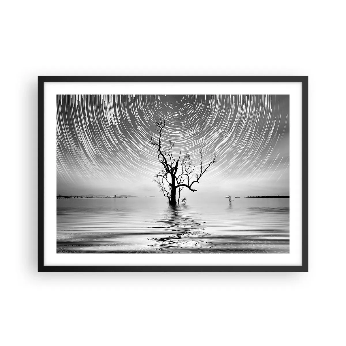 Affiche dans un cadre noir - Poster - Un arbre dans l'eau sous un ciel nocturne avec des étoiles en mouvement - 70x50cm - La symphonie de la nature - Décoration murale moderne pour le salon et la chambre ARTTOR
