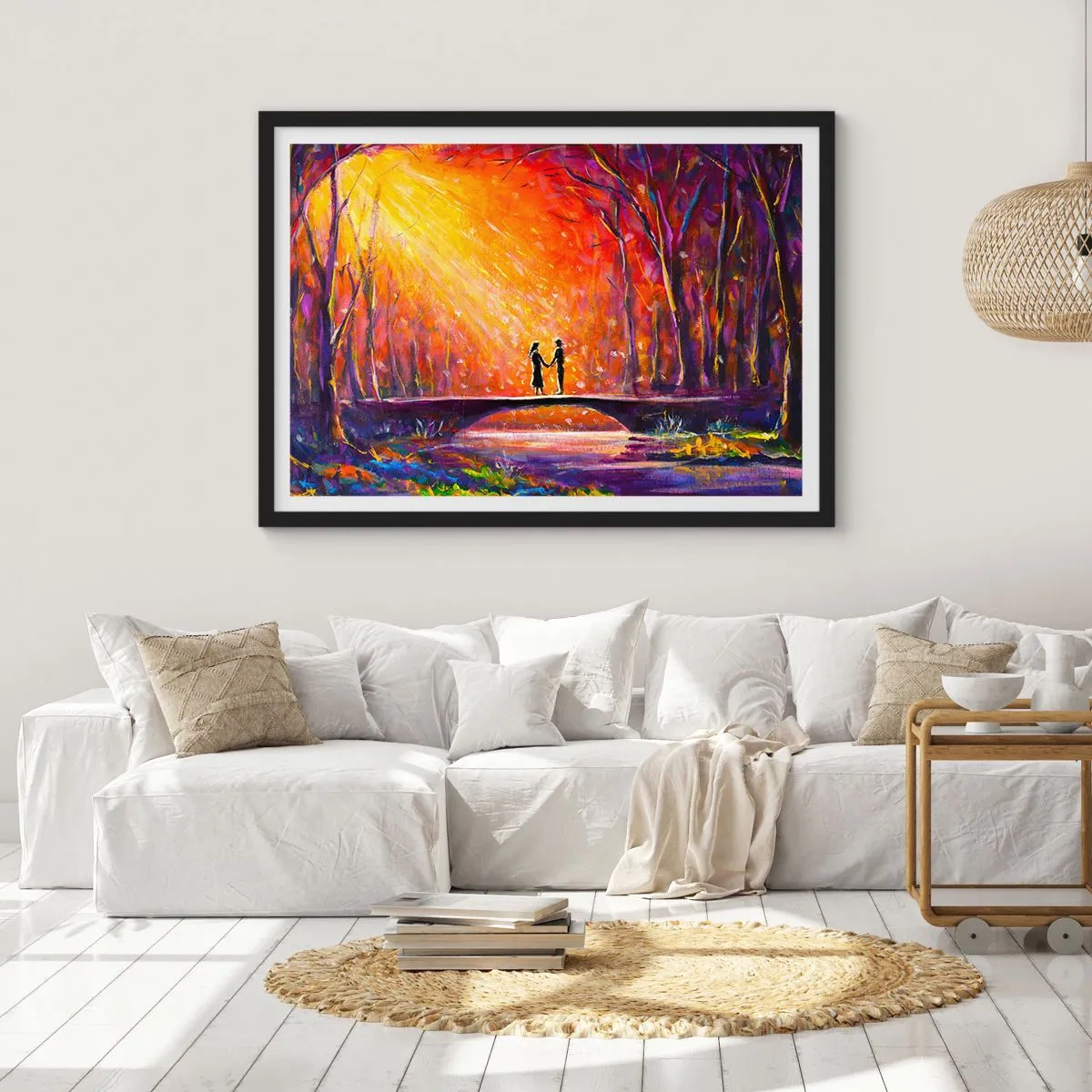 Affiche dans un cadre noir - Poster - Couple romantique sur un pont dans la forêt d'automne - 100x70cm - Le ciel les aime aussi - Décoration murale moderne pour le salon et la chambre ARTTOR