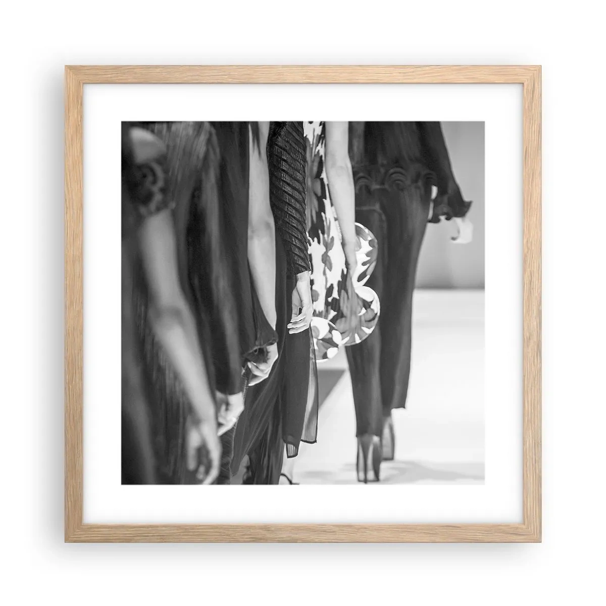 Affiche dans un chêne clair - Poster - Un défilé stylé - 40x40 cm