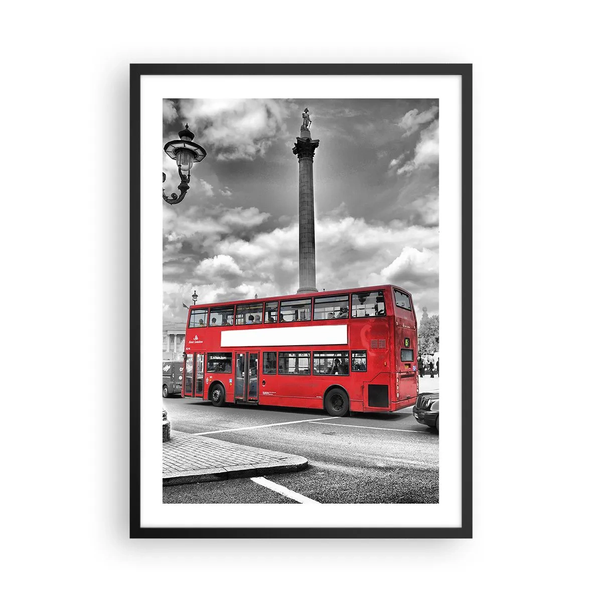 Affiche dans un cadre noir - Poster - Un bus rouge sur fond de ville en noir et blanc - 50x70cm - La vraie circulation sanguine de la ville - Décoration murale moderne pour le salon et la chambre ARTTOR