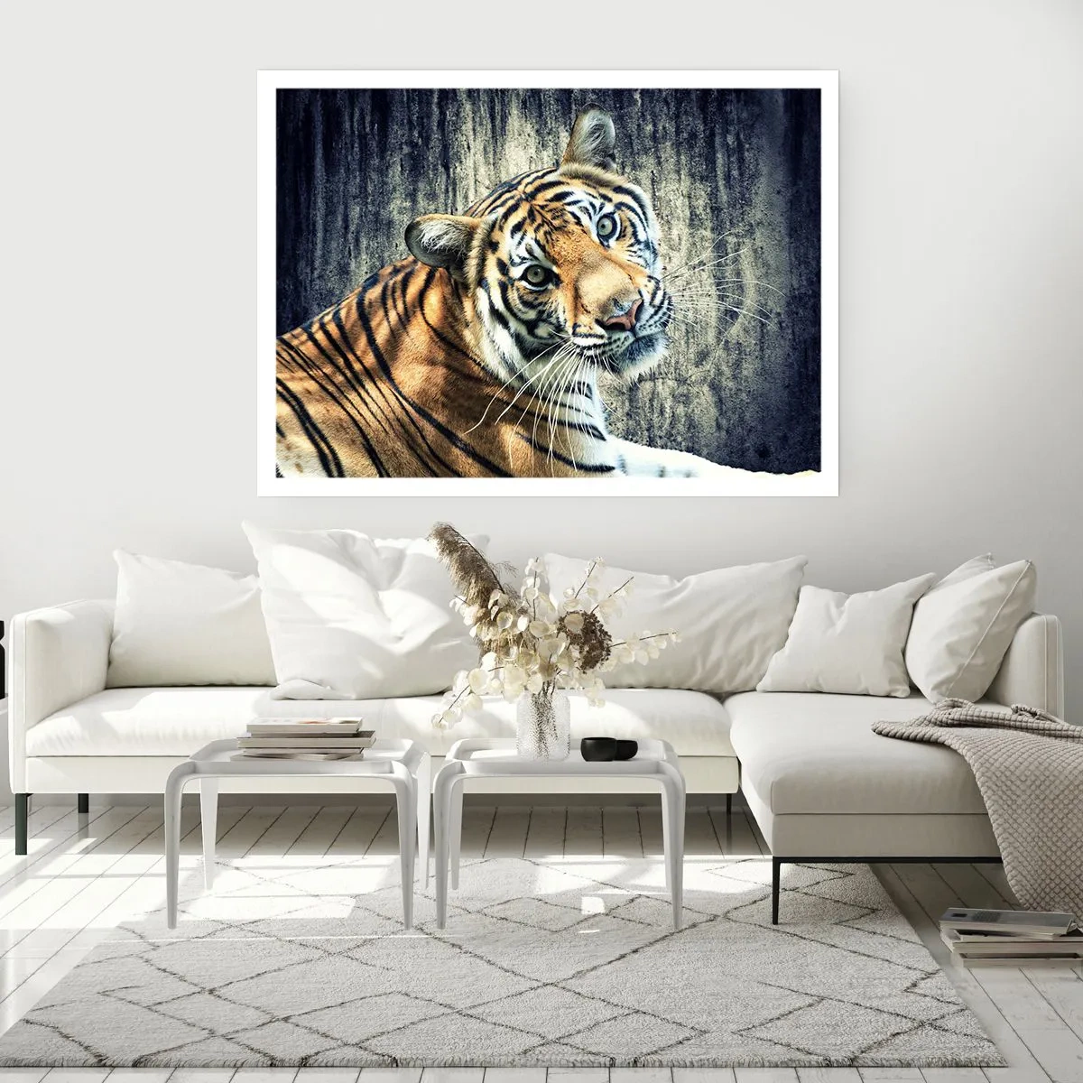 Affiche - Poster - Un tigre couché contre un mur à la texture rugueuse - 100x70cm - Portrait dans les flots de lumière - Décoration murale moderne pour le salon et la chambre ARTTOR