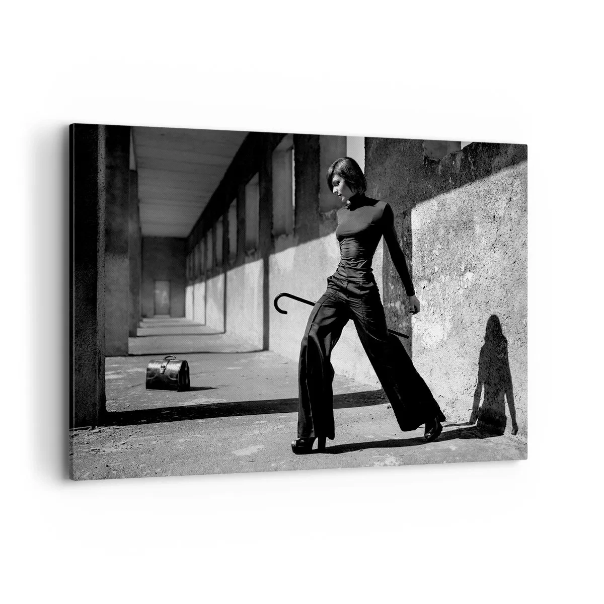 Impression sur toile - Image sur toile - Femme élégante dans un environnement industriel - 100x70cm - Élégance urbaine - Décoration murale moderne pour le salon et la chambre ARTTOR