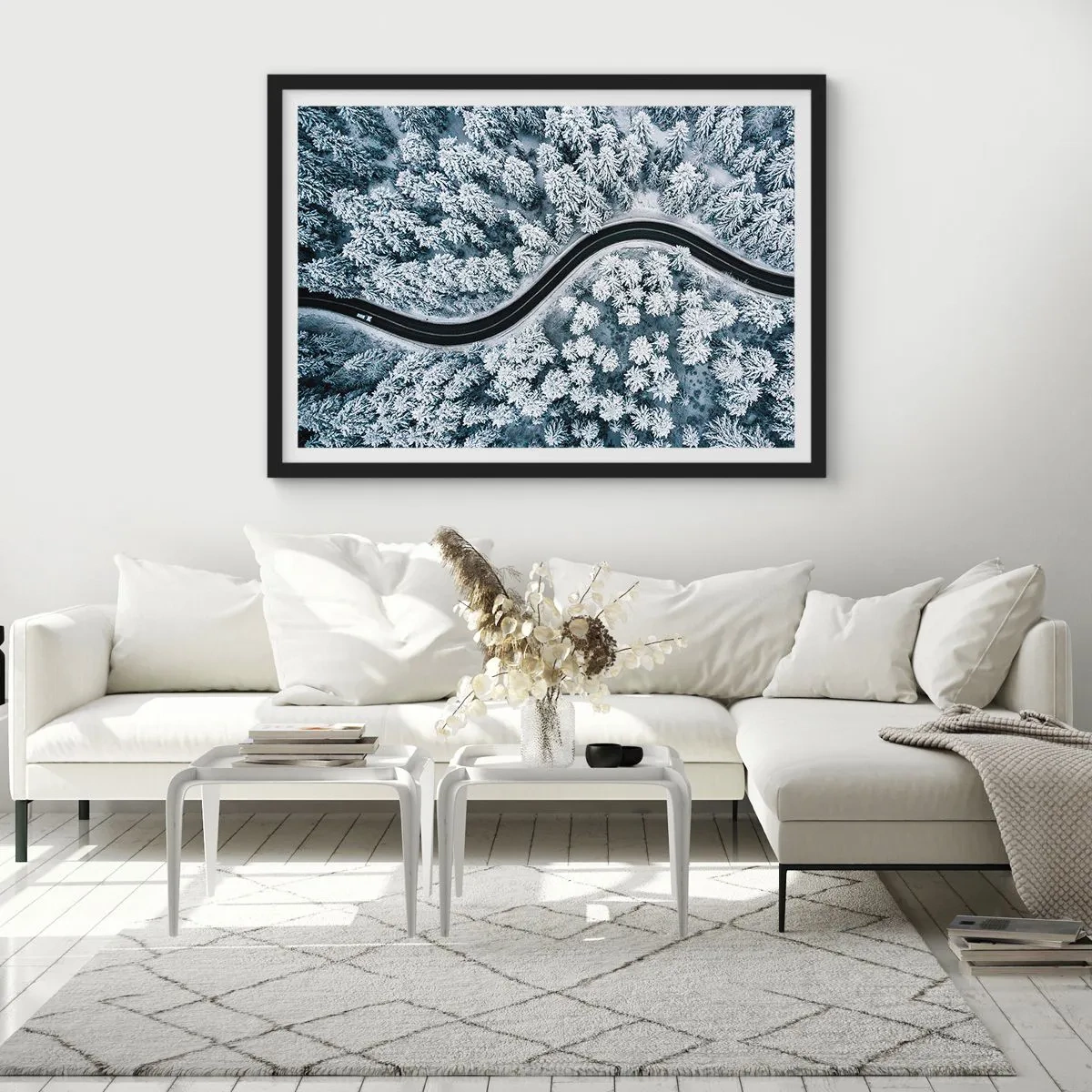 Affiche dans un cadre noir - Poster - Vue aérienne d'une route sinueuse dans une forêt hivernale - 70x50cm - À travers une forêt d'hiver - Décoration murale moderne pour le salon et la chambre ARTTOR