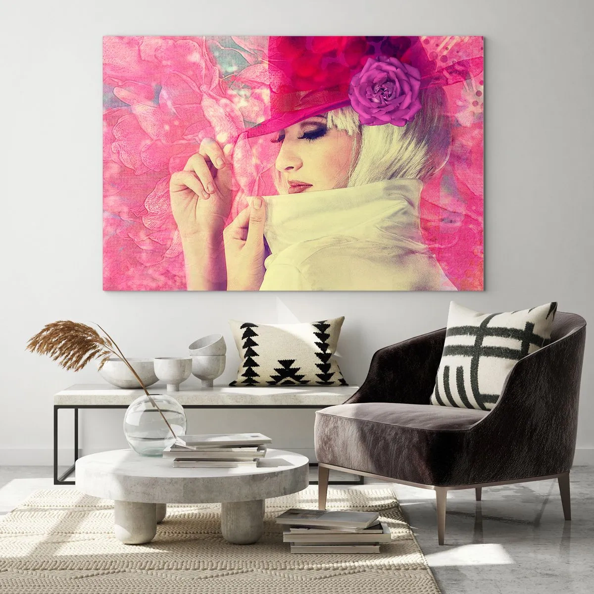 Impression sur verre - Image sur verre - Illustration d'une femme avec un chapeau rose et une fleur en arrière-plan - 120x80cm - Portrait rétro dans une brume rose - Décoration murale moderne pour le salon et la chambre ARTTOR