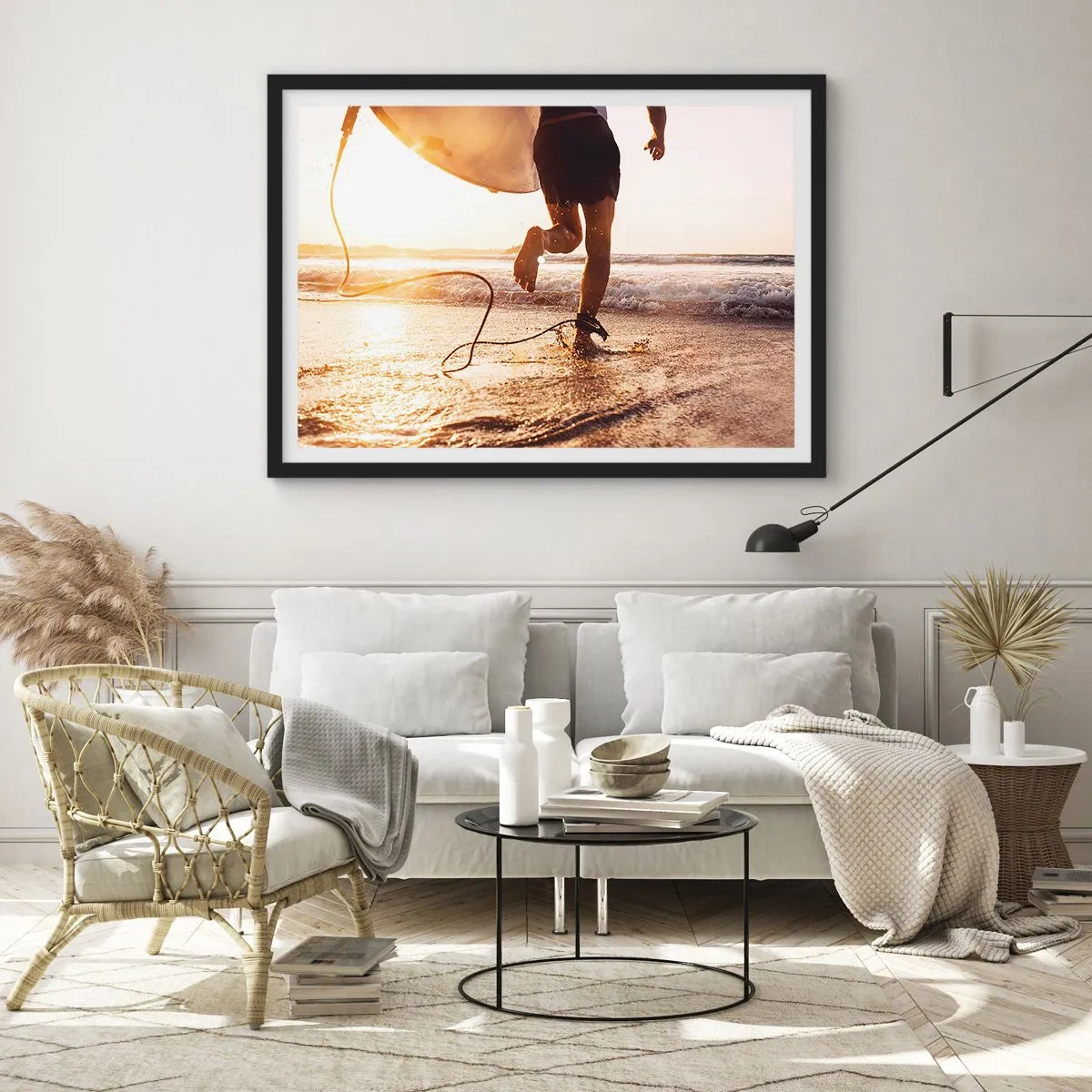 Affiche dans un cadre noir - Poster - Un surfeur court le long de la plage avec sa planche au soleil. - 70x50cm - A la rencontre des vagues - Décoration murale moderne pour le salon et la chambre ARTTOR