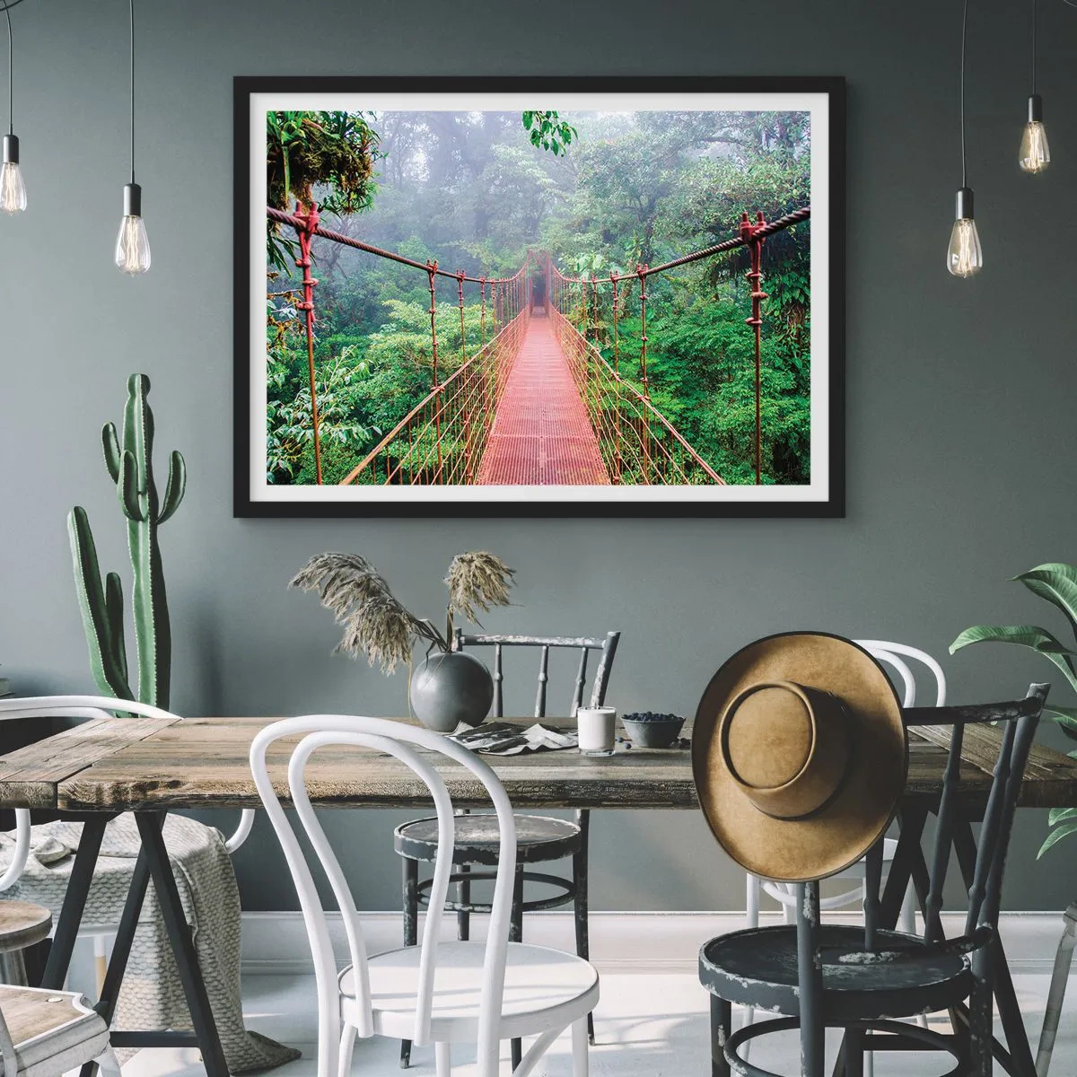 Affiche dans un cadre noir - Poster - Un pont suspendu dans une jungle tropicale entourée de brouillard - 70x50cm - Suspendu sur les couronnes - Décoration murale moderne pour le salon et la chambre ARTTOR