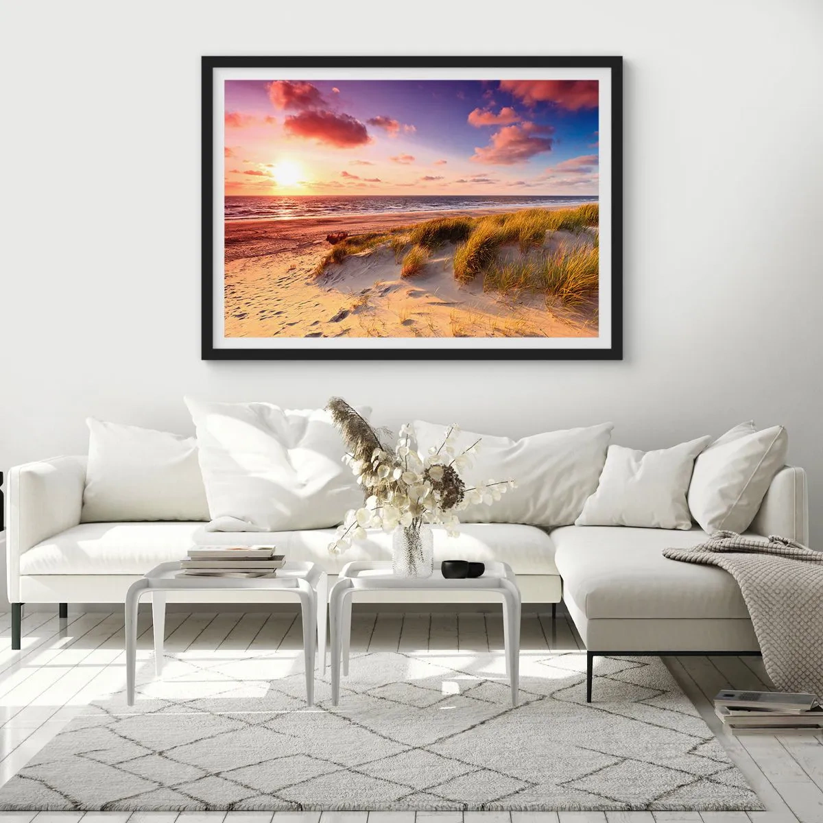 Affiche dans un cadre noir - Poster - Une plage herbeuse et un coucher de soleil sur une mer calme - 70x50cm - L'air sent déjà l'été - Décoration murale moderne pour le salon et la chambre ARTTOR
