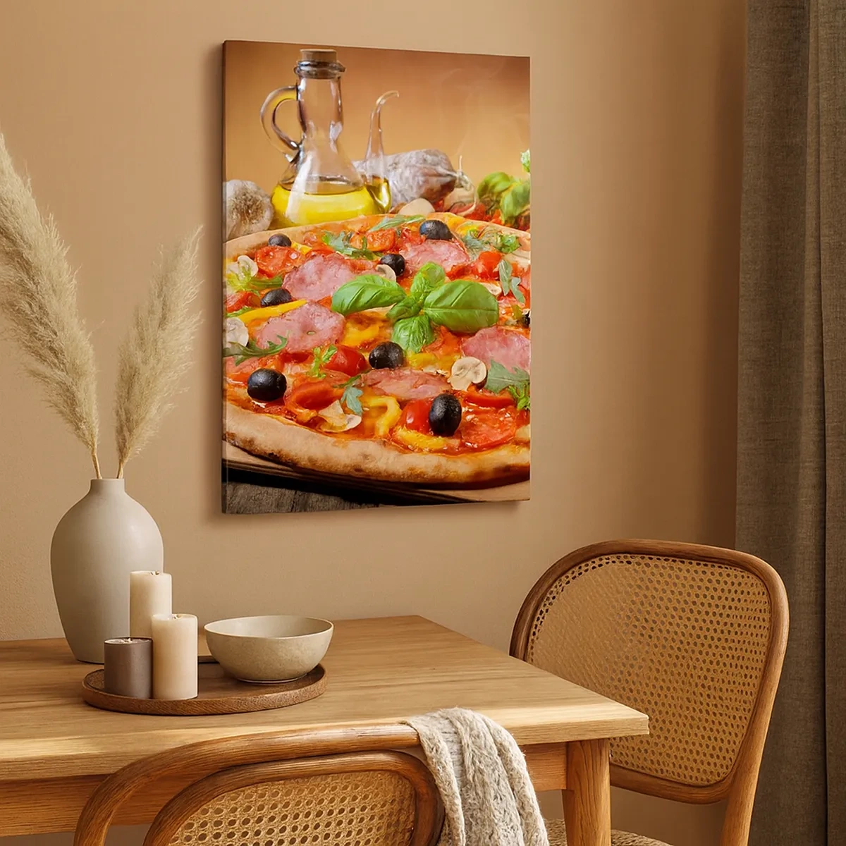 Impression sur toile - Image sur toile - Pizza appétissante sur une table en bois avec garnitures - 50x70cm - Avec une vraie saveur italienne - Décoration murale moderne pour le salon et la chambre ARTTOR