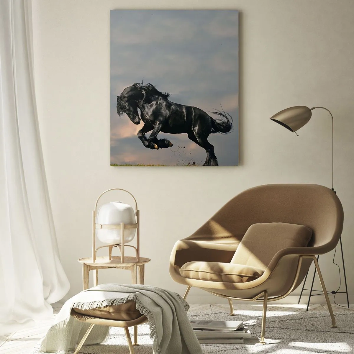 Impression sur verre - Image sur verre - Un cheval noir dans un saut dynamique contre un ciel nuageux - 50x70cm - Beau et libre - Décoration murale moderne pour le salon et la chambre ARTTOR