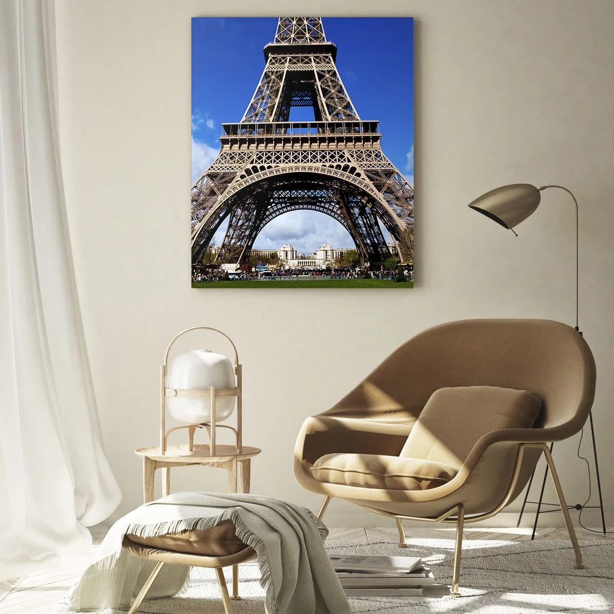 Impression sur verre - Image sur verre - La Tour Eiffel sur fond de ciel bleu et de parc verdoyant - 70x100cm - Tout Paris à ses pieds - Décoration murale moderne pour le salon et la chambre ARTTOR
