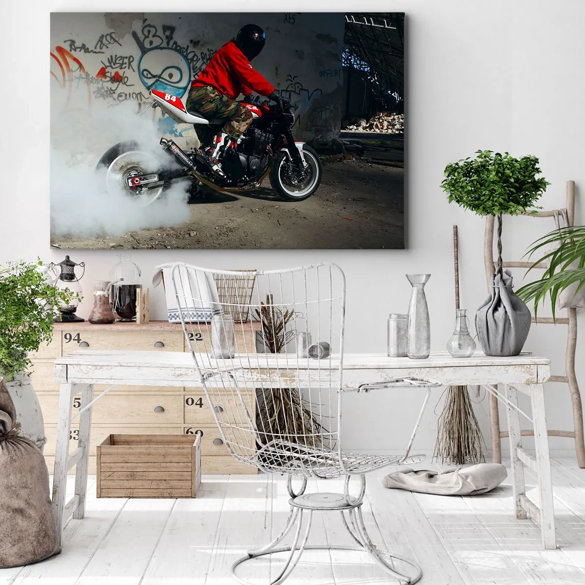 Impression sur toile - Image sur toile - Un motard effectue un drift spectaculaire dans un bâtiment abandonné couvert de graffitis. - 70x50cm - Pourchassez moi! - Décoration murale moderne pour le salon et la chambre ARTTOR