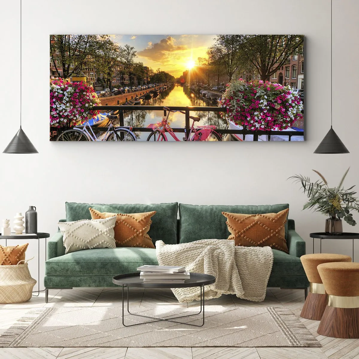 Impression sur toile - Image sur toile - Des vélos sur un pont à la lueur du soleil couchant - 160x50cm - Matin de printemps à Amsterdam - Décoration murale moderne pour le salon et la chambre ARTTOR