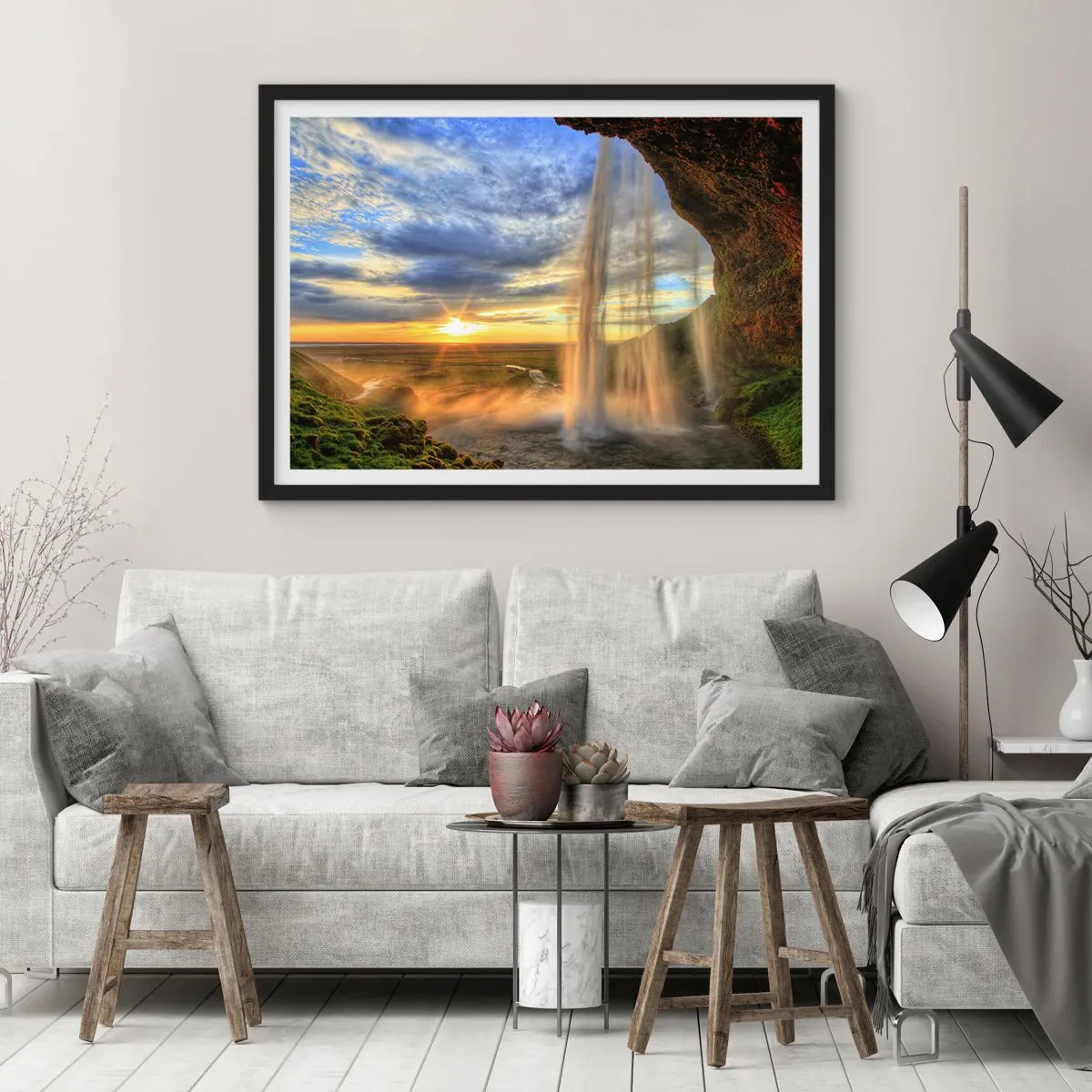 Affiche dans un cadre noir - Poster - Une cascade illuminée par la lumière du soleil sur fond de paysage - 100x70cm - Le monde derrière un voile de gouttes - Décoration murale moderne pour le salon et la chambre ARTTOR